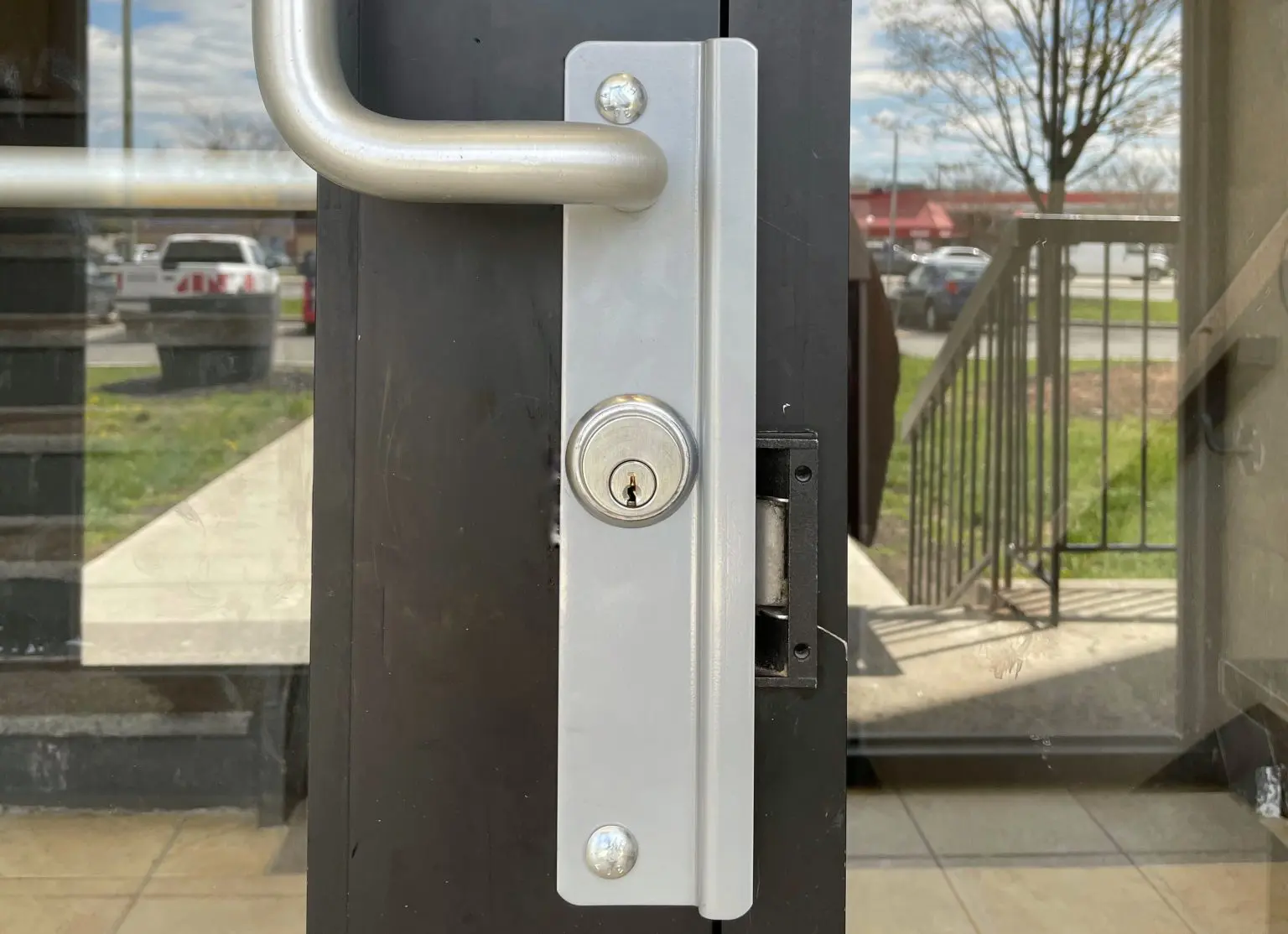 Porte commerciale en verre avec quincaillerie professionnelle