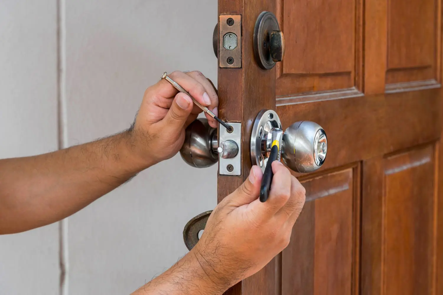 Installation d’une serrure résidentielle sur une porte d’entrée